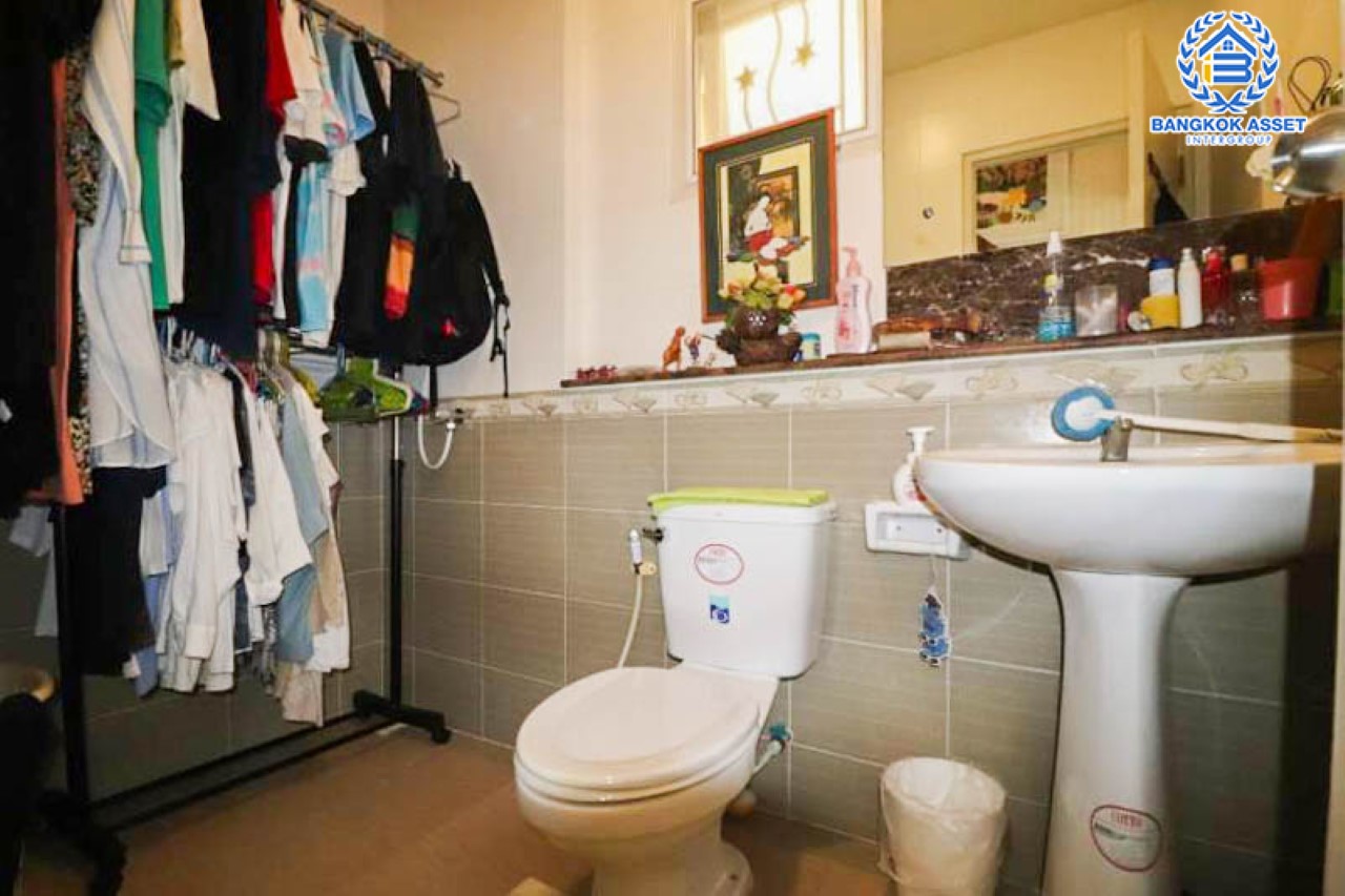 *****บ้านแฝดมือสอง ม.ชวนชื่นกรีนพาร์ค คู้บอน เนื้อที่กว้างขวางมากถึง 37.1 ตร.ว. ฟังก์ชัน 3 ห้องนอน 2 ห้องน้ำ จอดรถได้ 2 คัน บ้านสวย พร้อมเข้าอยู่ได้ทันที! ตั้งบนทำเลแห่งการเดินทาง ใกล้รถไฟฟ้าสายสีชมพู "สถานีคู้บอน" จุดขึ้นทางด่วน "รามอินทรา-เอกมัย" และแฟชั่นไอส์แลนด์